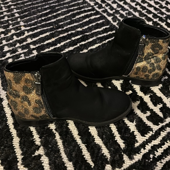 Girls Leopard Booties - Picture 2 of 9